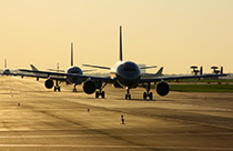 Flugzeuge warten auf Rollbahn